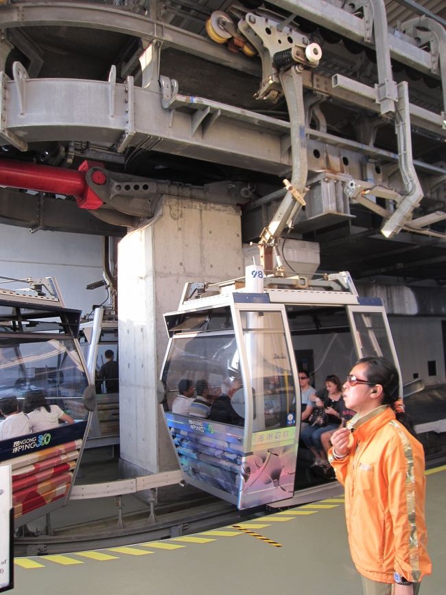 またケーブルカーで帰ります。<br /><br />乗り場が、スタンダードとクリスタルで分かれてて、スタンダードの方は長蛇の列！<br />きっとまた待ち時間凄いんだろうな〜っと思ってたら、クリスタルの方は人が少なくて、あまり待たずに乗れました。<br /><br />料金の差、数百円。<br /><br />数百円多く払うか、帰りも並んで疲れ果てるかですね。