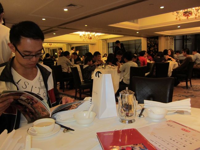 尖沙咀まで戻り、友達にリクエストをしていた北京ダックと上海蟹を食べに「北京楼」へ。<br />高級北京料理の老舗らしいこの店。<br />セレブっぽい方々で満席でした。<br /><br />