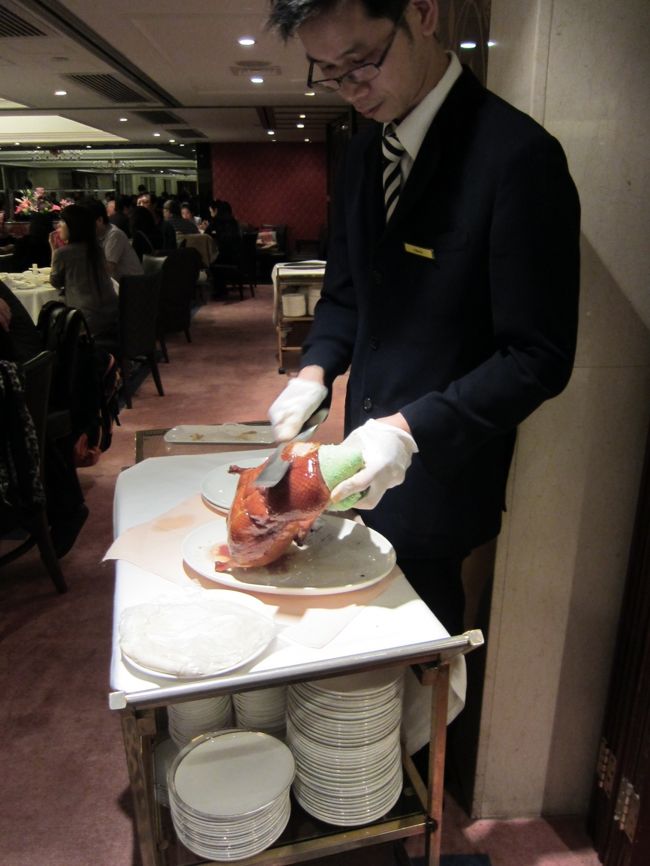 通常、客席に北京ダックを持ってきて「こちらが本日の、、、」みたいな感じでまた持って帰るんです。<br />っで、カットして運んで来てくれるんだけど、友達が写真撮影用に店員さんに頼んでくれて、目の前でカット！<br /><br />キレイにカットしてくれてます。