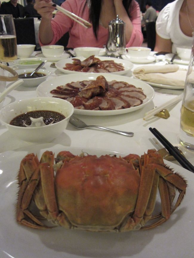 ゆっくり北京ダックを味わおうと思ってたら、上海蟹登場！<br /><br />コイツに時間かかっちまった〜〜〜