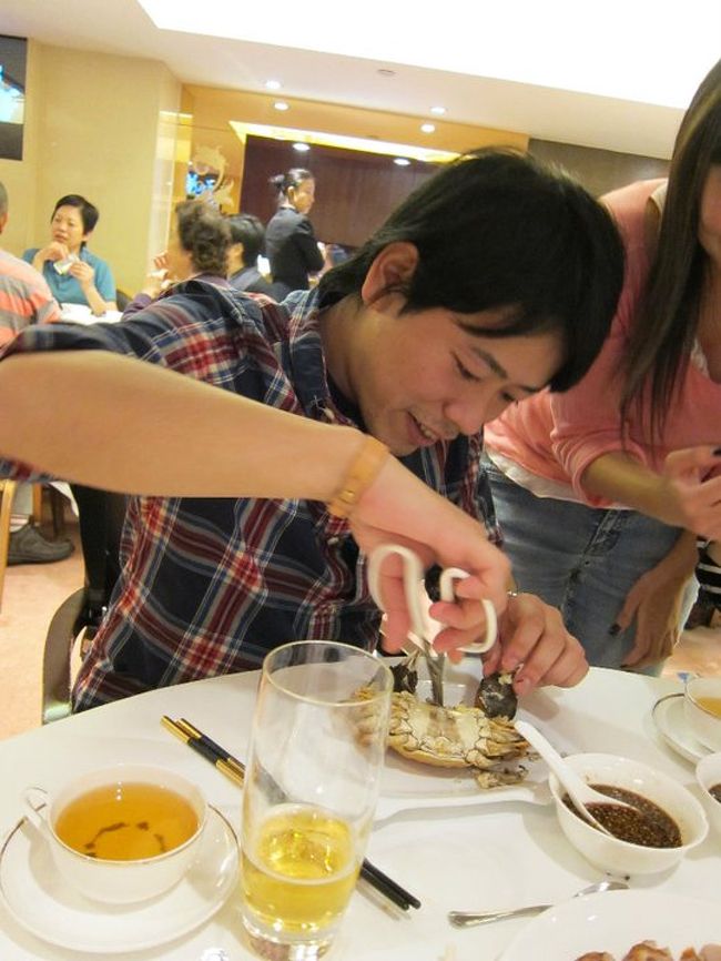 友達が食べ方をレクチャーしてくれました！<br />手がベチョベチョになりながらハサミで切っていきます。