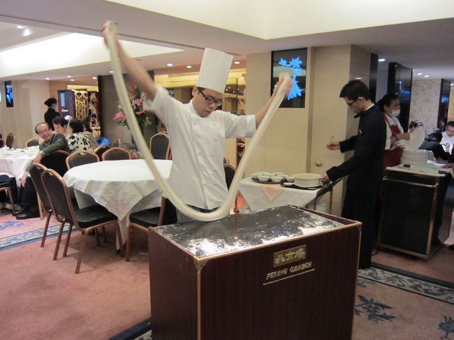 上海蟹に悪戦苦闘してたら、料理人さんが麺をつくるパフォーマンス。<br /><br />手ベトベトだ〜。<br /><br />友達にカメラマンになってきてくれ〜とお願いしました。<br />忙しい食事です。。。