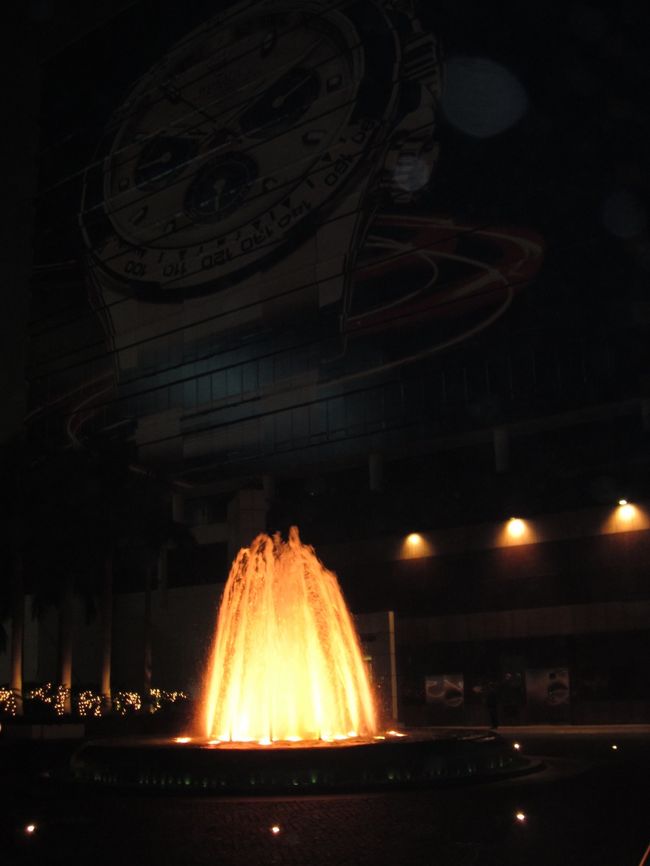 ホテル前には噴水。<br /><br />夜になると、キャンプファイヤーみたいにオレンジ色に照らされていました。<br />