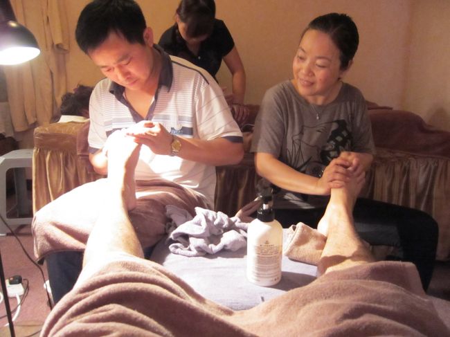 いきなり3日目（11/22）。<br /><br />月曜だから、香港友達は仕事へ。<br /><br />相方とマッサージへ。<br /><br />香港ナビで予約した「足藝舎　漢口道店」へ。<br /><br />香港ナビ特別コース、足ふみマッサージ10分＋全身マッサージ40分＋フットバス10分＋足ツボマッサージ40分のコース。<br />100分のコースで330HK＄でした。<br /><br />これプラス、足の角質取りを追加でお願いしたので合計470HK＄程でした。<br />写真は、おじさんが角質取り、おばさんが足ツボマッサージをしてくれてます。<br />個室だったので、奥では相方が全身マッサージを受けてます。<br /><br />足ふみマッサージは、正直痛い！！！<br />思わずホートン！って言いました。<br /><br />角質取りは絶対オススメ！！！<br />僕はキレイな方だったみたいですが、ハイヒールを履く相方は雪のように角質が降ってました。。。<br /><br />このお店、2010年12月1日に移転するようで、今の店の何軒か隣の1階に移るようです。<br />