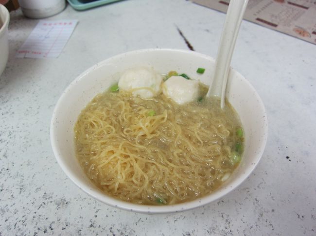 全身スッキリした後、マッサージ店の隣にあるお粥＆麺専門店でランチ。<br /><br />2日目に友達に連れてきてもらった「潮發粉麺餐廰」です。<br /><br />日本語メニューを見て、イカ団子の麺をオーダー。<br /><br />香港の味は薄味なんだなぁ〜と、テーブルにあった醤油をたらしながら感じました。