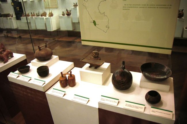 この文化の土器は、地味な感じのが多いです。<br />