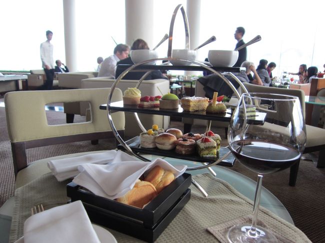 15時を回り、小腹が空いたのでホテルのロビーラウンジでアフタヌーンティー。<br /><br />スコーンは柔かくて美味しかったです。<br /><br />昼から赤ワインも頂きました！