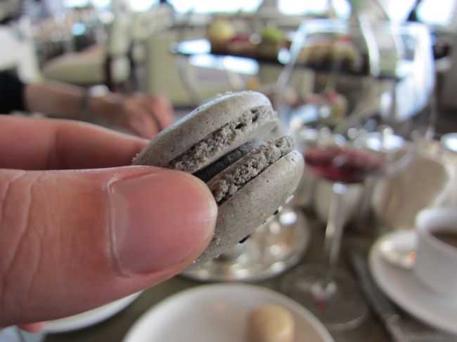 色々な種類のマカロンを持ってきてくれます。<br /><br />コレはゴマ味。<br /><br />マカロンは食わず嫌いでしたが、やっぱりあんまり好きじゃないな。<br />甘過ぎですからね。<br /><br />酒飲みにはあわね〜な。