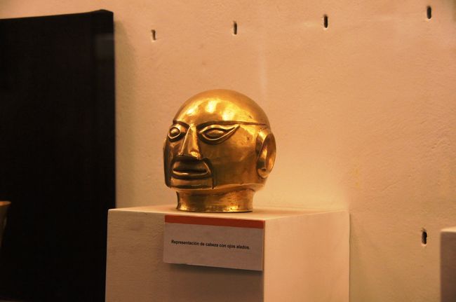 黄金のマスクです。インカ帝国の黄金細工は、ほとんどがこのチムー王国の技術により生み出されたものだということです。<br />