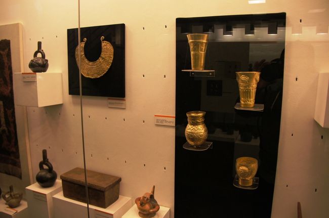 多くの黄金の出土品が展示されていました。土器は黒単色が特徴です。<br />