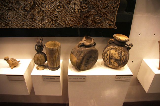 土器の特徴は、色が白とグレーが基調となっていることです。<br />