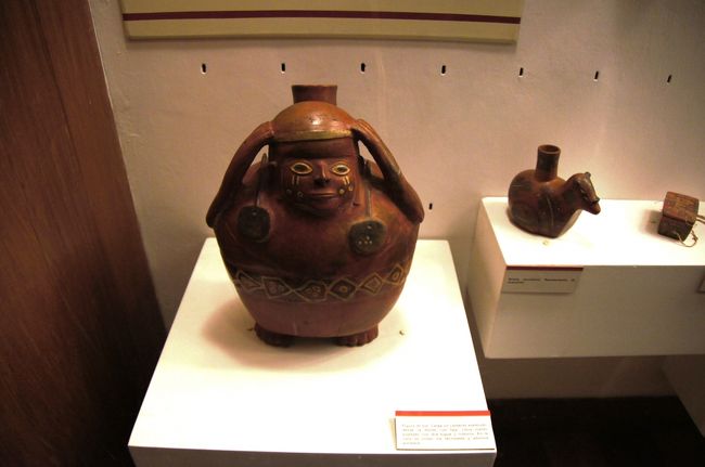 ユニークな土器です。これではよくわからないのですが、ワリ文化の土器は、３色の彩色が特徴です。<br />