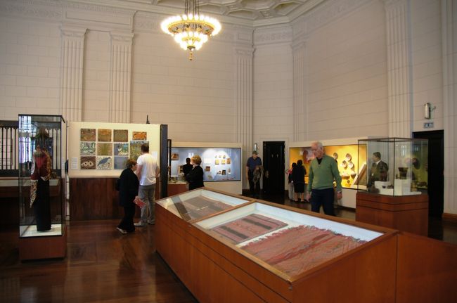 地下１階の見学が終わり、１階へと戻ってきました。１階にも展示スペースがあります。<br />