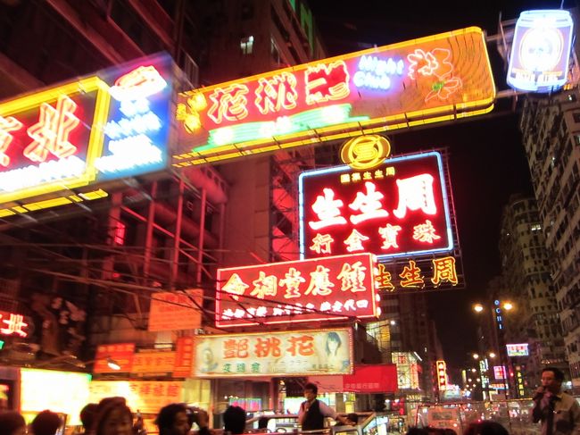 オープントップバスに乗車し、ネイザンロードを走行！<br /><br />この日は満員！<br />日本人用のツアーだからもちろん、みなさん日本人。<br /><br />たまには、こんなコテコテのツアーに参加するのも楽しいです。