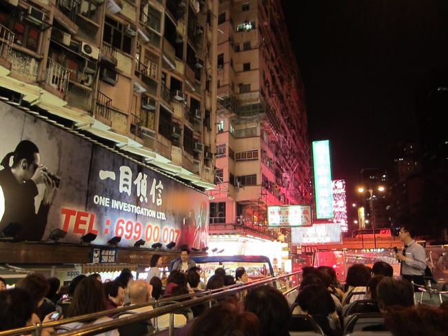 信号待ちで、同じツアーのオープントップバスが横に並びました。<br /><br />なんだか面白い光景です。