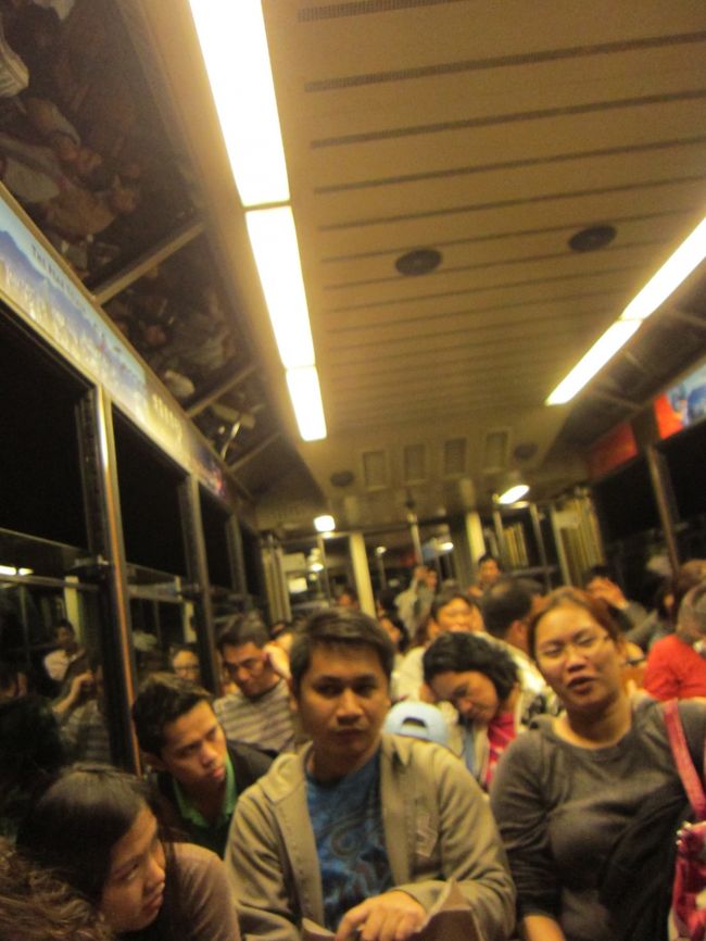 車内はこんな感じです。<br />傾斜が凄くて、気持ち悪くなりそうでした。<br /><br />後ろの方々はどこからだろ？！<br />モザイクかけなくてごめんなさ〜い