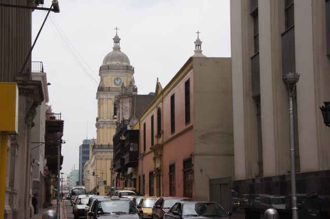 博物館入口からの光景です。奥に見えるのは、（おそらく）サン・ペドロ教会（今回のツアーでは見学しませんでした）で１６２５〜３８年にかけてイエズス会によって建てられたバロック様式の教会です。<br />