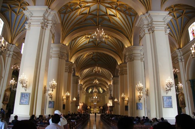 カテドラル内部です。見事です。<br />