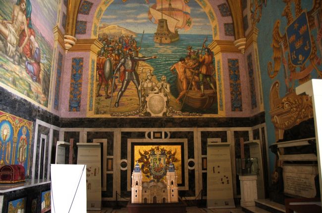 ピサロの遺体が納められていると言われる棺は、写真右に写っているものです。<br />