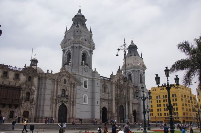 アルマス広場に面して、この「カテドラル」が荘厳なたたずまいでそびえています。このカテドラルは１５３５年にリマへ遷都した時に建築がはじまり、征服者のピサロが自ら礎石を置いたペルーで最も古いものなのだそうです。そして暗殺されたピサロの遺体が安置されている場所でもあります。<br />ペルーは地震国で何度も大地震に見舞われているため、現在のカテドラルは１７５５年の修復後のものだということです。<br />
