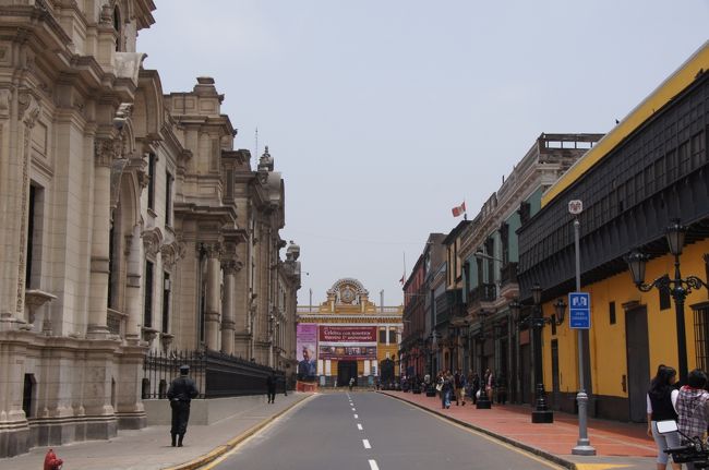 アルマス広場から次の見学場所、「サン・フランシスコ教会・修道院」へと歩いていきます。<br />さすが、中心地の周辺だけあって、とてもきれいに整備されていますね。<br />