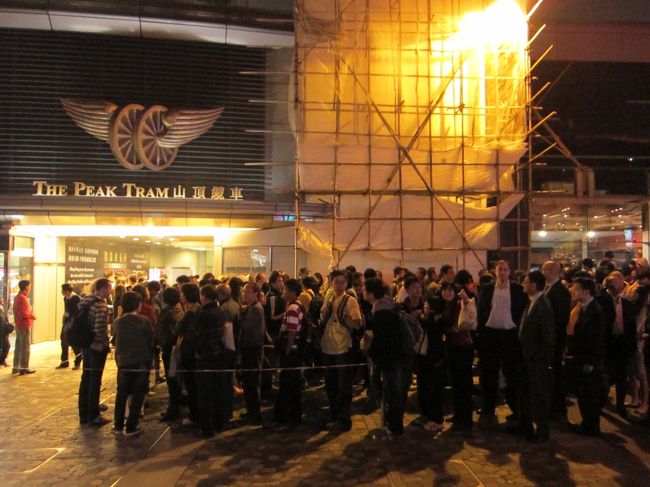 帰りのトラム乗り場。<br /><br />獅子亭展望台の方まで並んでました。<br /><br />僕たちが専用バスでホテルまで送迎〜