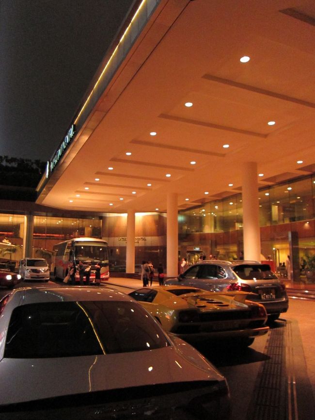 ホテル前には、高級車だらけ。<br /><br />