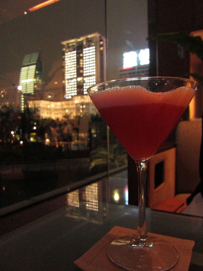 相方は、ダイキリ・ラズベリー。<br /><br />奧にはペニンシュラ。<br /><br />次回はペニンシュラにしようかなぁ〜