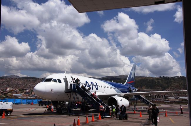 クスコ空港に到着しました。クスコは標高約３４００ｍ、急な高地への移動は高山病の懸念があるため、不安を抱えていましたが、明らかな空気の薄さ・息苦しさを感じることはありませんでした。が、なるべくゆっくり行動するように心がけました。<br />
