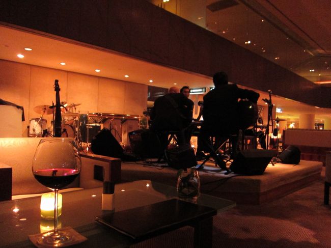 ビールの次は赤ワイン。<br /><br />生演奏もやっていて、雰囲気いいですよ！