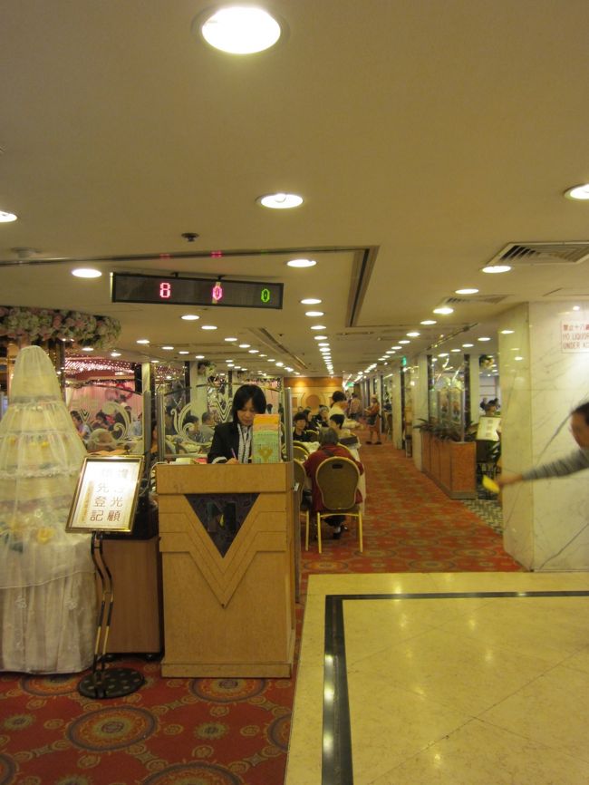 何組か並んでいたけど、すぐに番号で呼ばれ席へ。