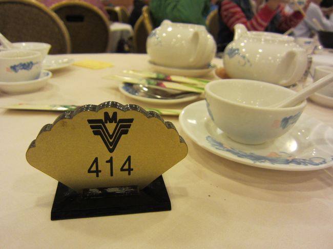 テーブルには、それぞれ番号札が置いてあります。<br /><br />店員さんが「何番ラー」って言われても迷わないでいいですね。