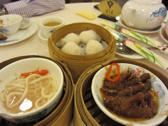 好物のフォンツァオ（鶏の足）もオーダーしてくれました。<br /><br />地元の人が多いだけあるな。<br />美味い！