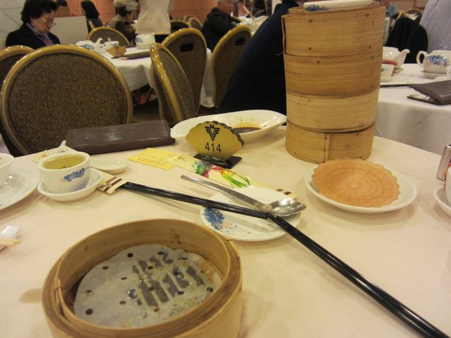 気付けば飲茶の皿積んでました。。。<br /><br />朝から喰いすぎです。<br /><br />友達はあまり食べてないから、なんで食べないの？！と聞くと、飲茶って脂っこいからって。。。<br />確かに朝からキツいかも。