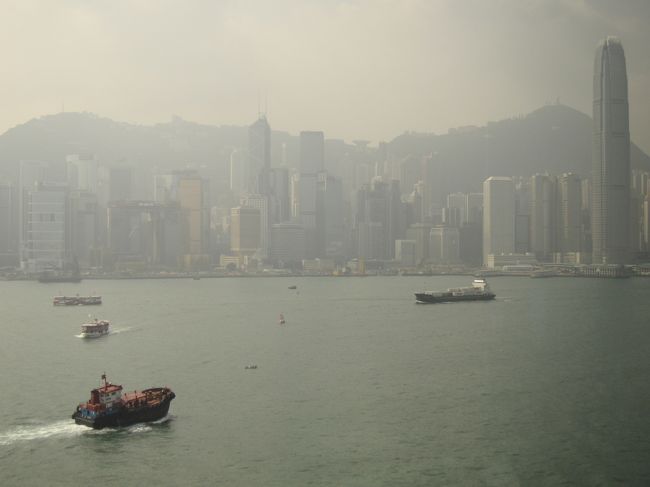 不格好な船がお別れを告げてくれました。<br /><br />バランスおかしいでしょ？って感じの船でブサ可愛い。