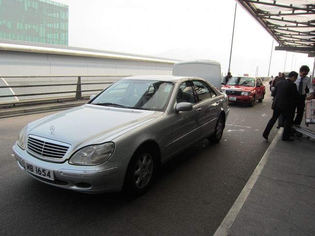 乗り心地が良かったベンツ。<br />ちょっと古いが、文句なしです！<br /><br />ガイドさんがチェックインまで手伝ってくれました。