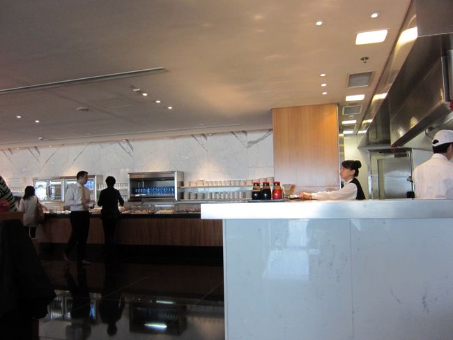 空港内のラウンジ「THE PIER」へ。<br /><br />福岡のサクララウンジと比べちゃいけませんが、広い！！<br /><br />