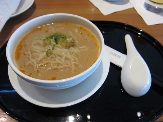 NOODLE BARで担々麺をオーダー。<br /><br />予想以上に小さい！！！<br /><br />味もまぁまぁかな。