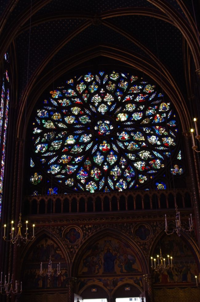 バラ窓をズームアップ。