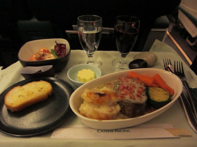 台湾→福岡の機内食。<br /><br />ビーフステーキです。<br />かなりレア。。<br /><br />人参も固いし、腹一杯で残しちゃいました。<br />すんません。。。