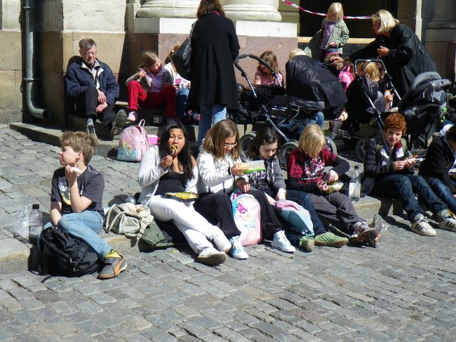 ノーベル博物館前の広場でダベる学生。<br />社会見学か何かかな？