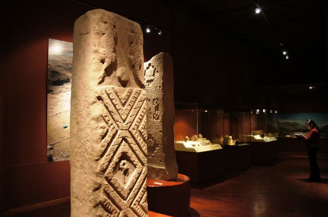 展示室内部です。彫刻、土器などとても詳しい解説とともに展示されていました。<br />