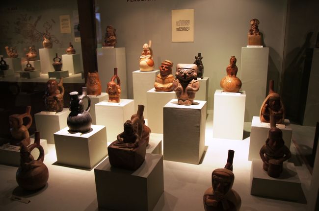 このようにショーケースに多くの出土品が展示されており、その種類も様々で見る者を楽しませてくれます。<br />