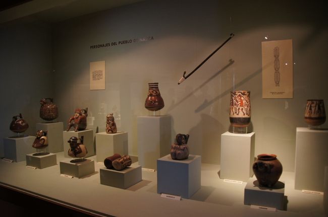 こちらは「ナスカ文化」のコーナー。ナスカ文化は数あるペルーの文化の中で唯一といっていい（個人的印象ですが）カラフルな土器をつくっている文化で、一番のお気に入りです。他の写真と比べてみてください。<br />なぜ、ナスカだけだったのだろう・・・そして後に続く文化にはなぜ引き継がれるとか影響されるとかなかったのだろう・・・不思議です。<br />