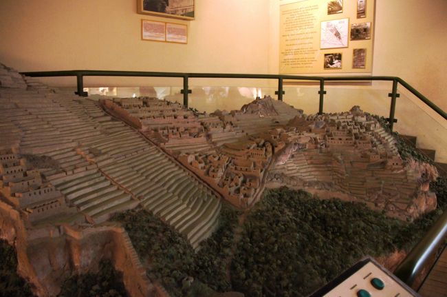 マチュピチュの模型です。音声解説ボタンがついていましたが・・・押しても動きませんでした。<br />