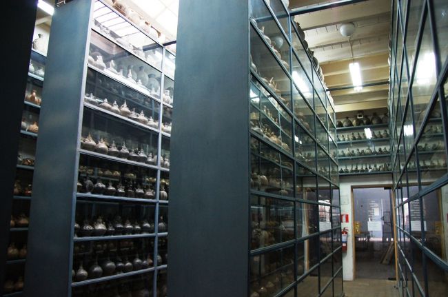 こちらは展示室ではなく、収蔵品の倉庫です。ここまで公開しているのがこの博物館の特徴で、またその数もなんと４万５千点にもおよぶ膨大なもので天井までびっしりと並んだ棚には圧倒されました。<br />