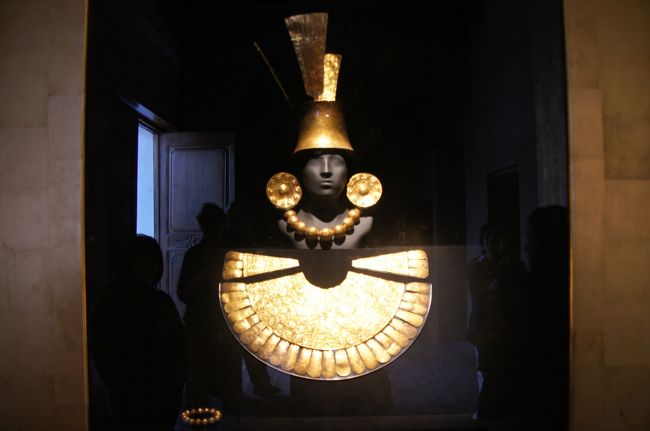 展示室に入ってきました。展示室は土器よりもこのような黄金の装飾品が多く並べられています。<br />金は王や高貴な人々の権威を示す大切な貴金属だったのでしょう。<br />