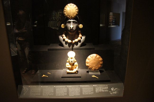 さまざまな形の装飾品がこの博物館の展示に彩りを添えています。