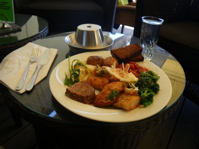 港を見渡すレストランでバイキングのランチ。<br /><br />近くのビジネスマンが列を作っていた。