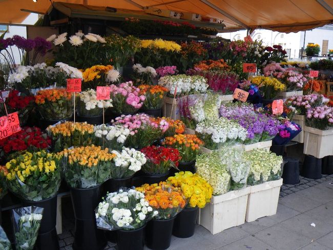 スルッセン駅前広場の花屋の屋台。